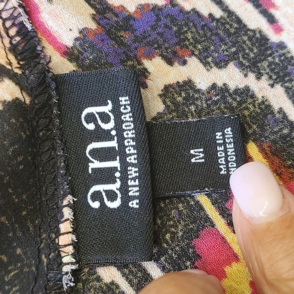 Women's summer sleevless top. By a.n.a. size medium.  V neck great color, design - Picture 6 of 7